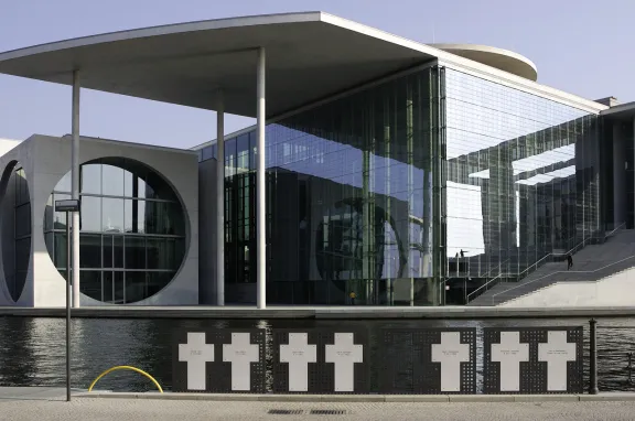 Weiße Kreuze vor dem Marie-Elisabeth-Lüders-Haus 